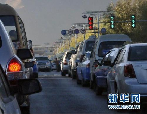 越堵越买 中国二三线城市驶入“拥堵时代”
