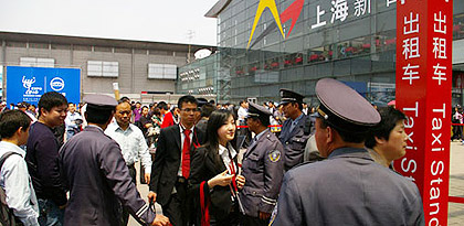 上海车展公众开放首日 不文明现象屡见不鲜