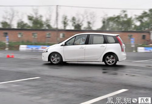 雨中试驾风行景逸TT  运动家用两相宜(6)