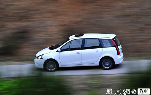 雨中试驾风行景逸TT  运动家用两相宜(7)