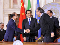 广汽集团董事长张房有和菲亚特集团CEO马尔乔内在罗马签署了协议