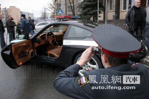 俄罗斯满街“黑车” 警车也会拉“私活”(2)