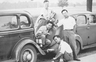 在美国留学时，孟少农（后中）和同学们驾车出游