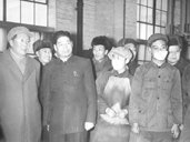 1958年2月13日，毛主席视察一汽。右一为孟少农，左三为一汽厂长饶斌