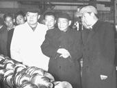 1957年10月，陈云视察一汽。前排左起：孟少农、陈云、一汽厂长饶斌