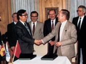  1989年春天，吕福源与大众签署一汽与德国大众的技贸结合合同