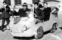 1958年11月23日，金日成首相(左二)在周恩来总理陪同下乘坐清华大学师生设计的微型轿车。