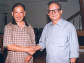 陈祖涛（右）与原一汽厂长耿昭杰