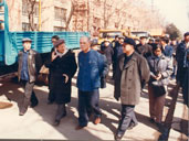 庆祝一汽成立30周年之际，陈祖涛（前排左二）陪同姚依林（前排左三）参观