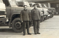 1980年，陈祖涛（右）与一汽党委书记黄正夏