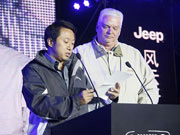 颁奖嘉宾：凤凰网COO兼CFO李亚(左)和克莱斯勒(中国)汽车销售有限公司总裁常韦恩(右)
