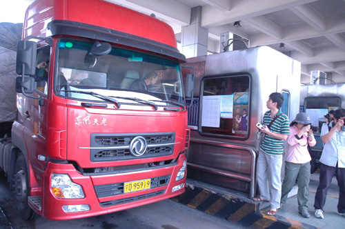 广东高速公路实行货车记重收费以减少车辆超载