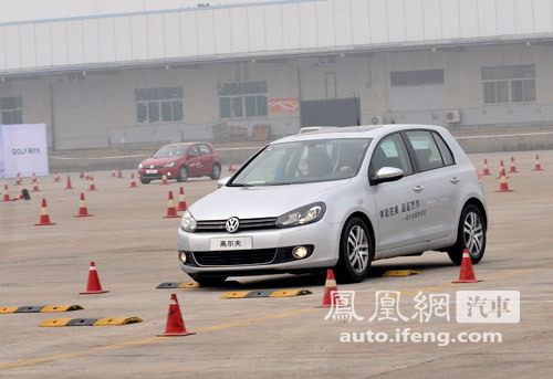 凤凰试驾高尔夫1.4TSI+DSG 用技术实力说话\(6\)