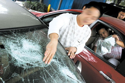 男子在北京砸轿车被全国通缉\(图\)