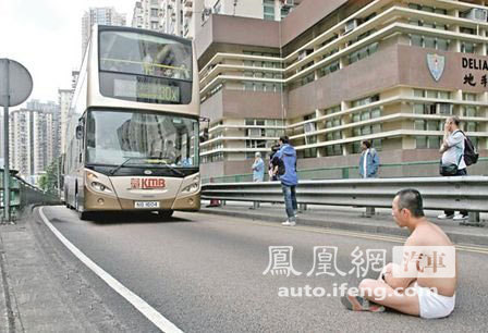 香港半裸“内裤男”天桥打坐 人车对峙半小时