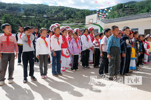 一汽-大众希望小学所在的松桂镇党委书记张炳江,也亲赴鹤庆希望小学
