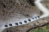 车队行驶在雅鲁藏布干热峡谷里