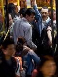 广州公交免费首日客流飙升 公交地铁被挤爆