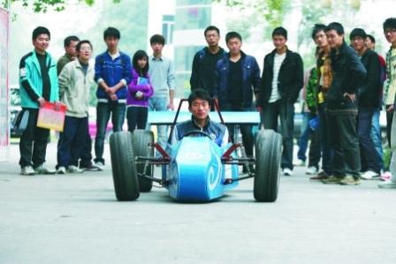 重庆大学生4000元手工造“F1赛车”