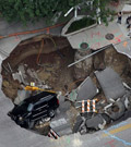 美国佛州惊现“天坑”吞汽车 2012要来了么？
