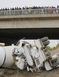 实拍：巨型泥罐车坠入桥下惊险现场(图)