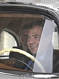 俄总统梅德韦杰夫亲自为施瓦辛格驾车