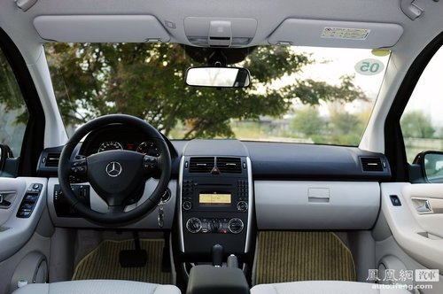 奔驰A级两款车型正式上市 售价23.8-27.8万元