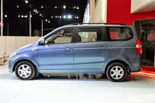 紧凑型商务车五菱宏光正式上市 售价4.48万起