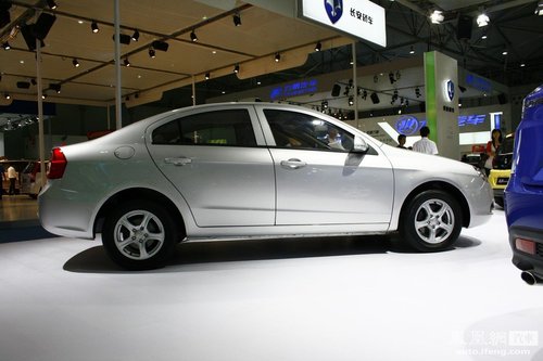 长安CX30三厢版正式上市 售价6.68-10.68万元