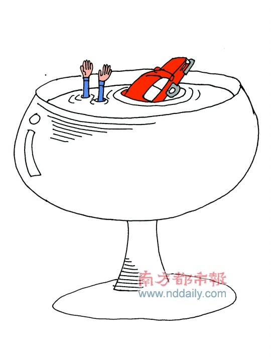 酒后驾驶的危害每个人都知道,代驾是消除危害的好方法。 CFP供图 根据国家公安部统一部署,从本月15日起,在全国范围内开展为期两个月的严厉整治酒后驾驶交通违法行为专项行动,一时间,交警都在铺天盖地地查处酒后驾车,白天查,晚上查,随时查,只要沾点酒,就要被重罚。更有传言称,有酒醉驾驶记录将被银行记为不良信贷。于是,酒后代驾这个曾一度被人们淡忘的词,最近有回暖态势。 交警 酒后驾驶一律严查 公安部近日发布严查酒后驾驶部署,佛山交警对酒后驾车的处罚力度和查处时间密度达到了前所未有的程度。据悉,对饮酒后驾驶机动