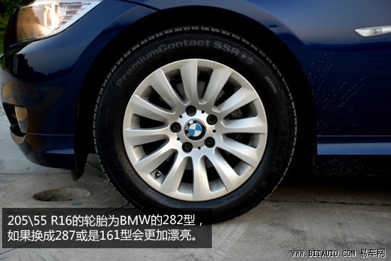 虽说新318i是3系的入门型号,必然会省去一些配置,比如氙气大灯就改为了卤素大灯,雨量感应、大灯清洗...这些都一一欠奉,但外观没有太大的差别,还是其他宝马3系一样的调调。只有这样新318i的销量才会有保证,要知道,在国内对等级间的差异化追求是很明显的,特别是像宝马这样的车子,如果外观与高配的差别太大,顾客宁愿多掏几万买个好名声,但商家寄予低配车款的目的就很难达到,所以华晨宝马就抓住了国人这样的消费习惯。