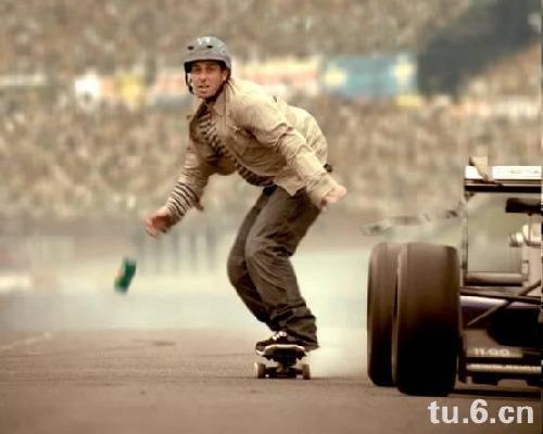 f1赛车中竟然有人滑滑板(组图)