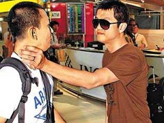 “李嫣机场被拍 李亚鹏连打三记者