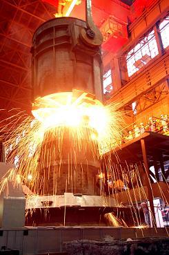 中国二重成功浇注560吨特大型真空钢锭