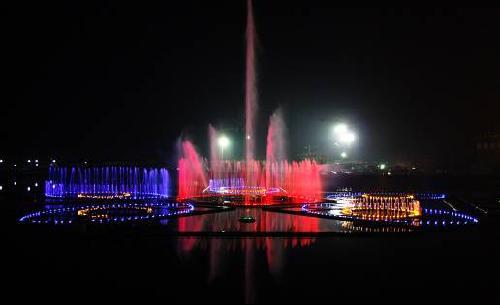 中国最大圆形音乐喷泉亮相天津天嘉湖(图)