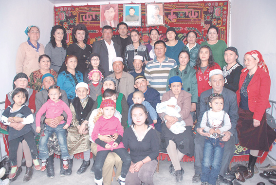 民族大家庭 和谐一家亲 维吾尔族母亲阿尼帕与