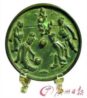 我国灿烂青铜文化:铜镜重现古时足球