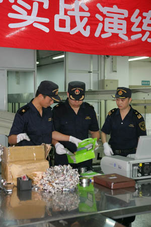 驻邮局办事处举行国庆安保实战演练(图)