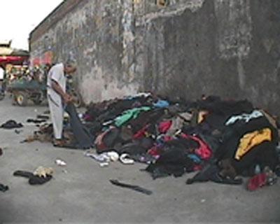 央视:广东上万商家倒卖洋垃圾服装 月收入达百