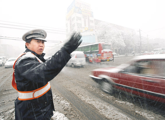 太原交警在大雪中指挥交通