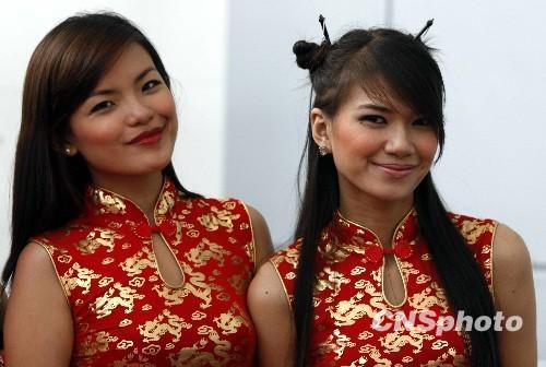 世界华商大会 菲律宾姑娘着旗袍迎宾（图）