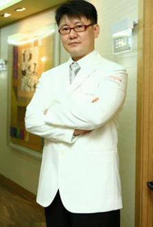 韩国著名整形专家李喜永博士莅临二炮总医院