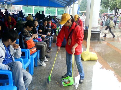 [春运特写] 那些活跃在南宁火车站的志愿者身影