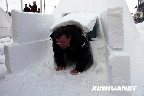 组图：加拿大财政部长雪屋挨砸\(4\)