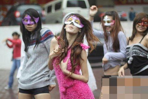 广州8名美女另类征婚 街头着内衣跳劲舞向男性
