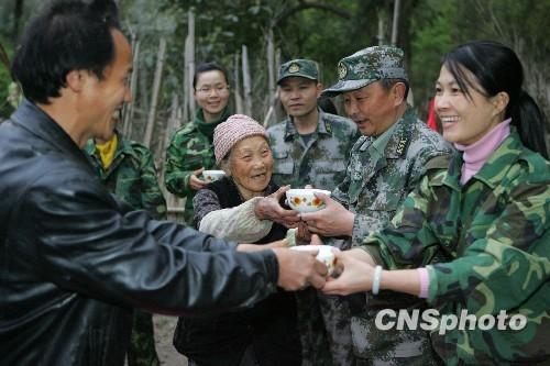 广西河池女民兵运送“救命水”\(组图\)\(2\)