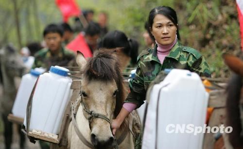 广西河池女民兵运送“救命水”\(组图\)\(2\)