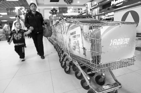 模仿外地超市手推车上做广告 家庭妇男月入60