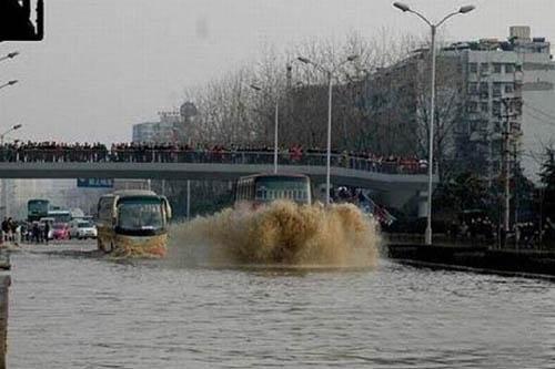 武汉公交车洪水中漂移(组图)