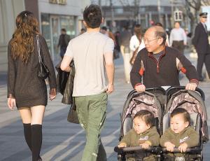 上海人口结构性问题日益突出 计生30年少生70